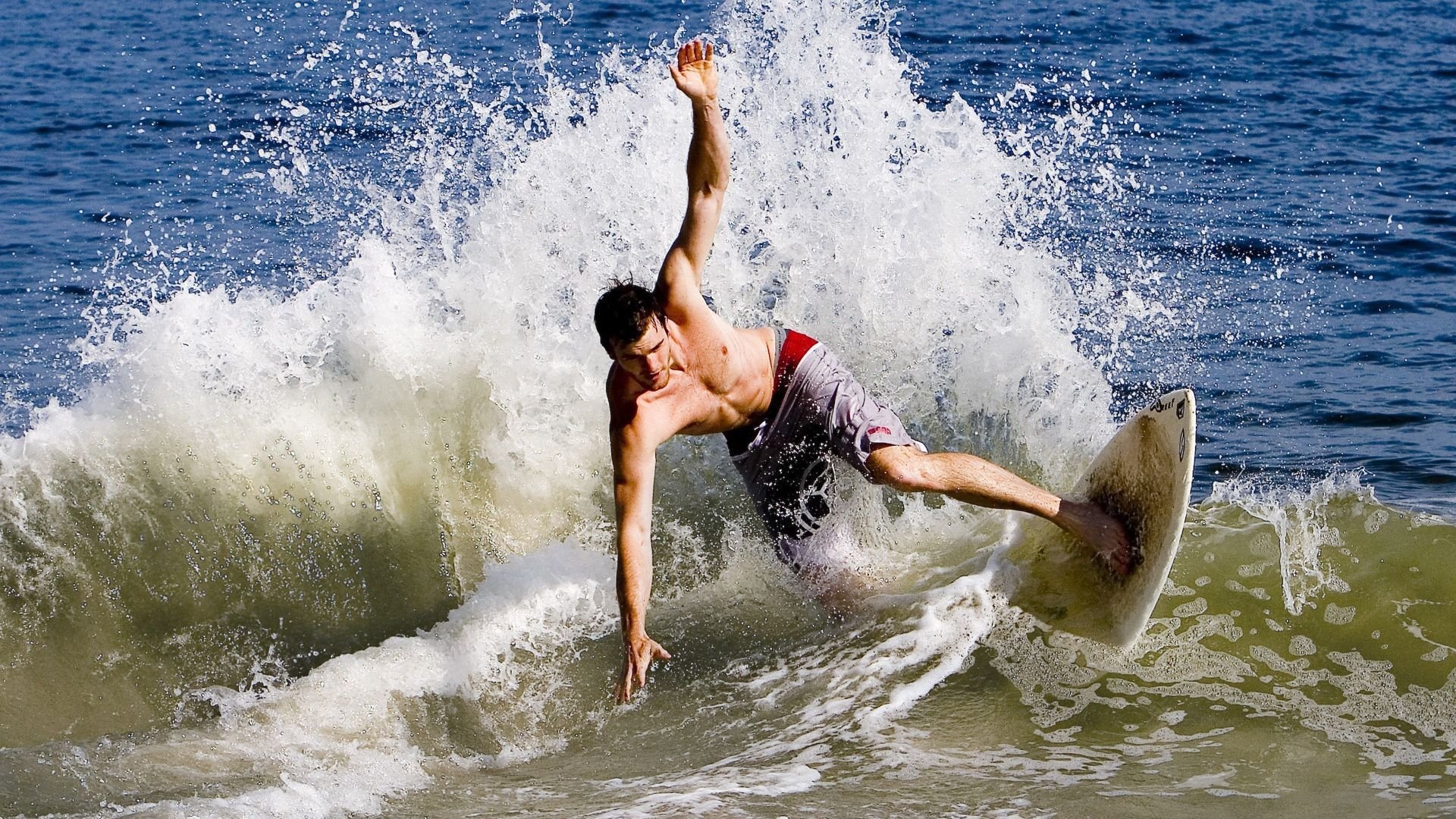 劳塔罗的街道狂飙与委内瑞拉的绝杀，当赛道与绿茵场共享同一种心跳